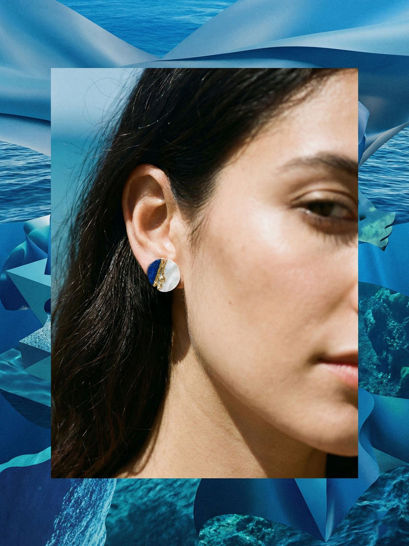 Himmel und Meer Ohrringe getragen – Model traegt kuenstlerische Lapis-Perlmutt-Ohrstecker