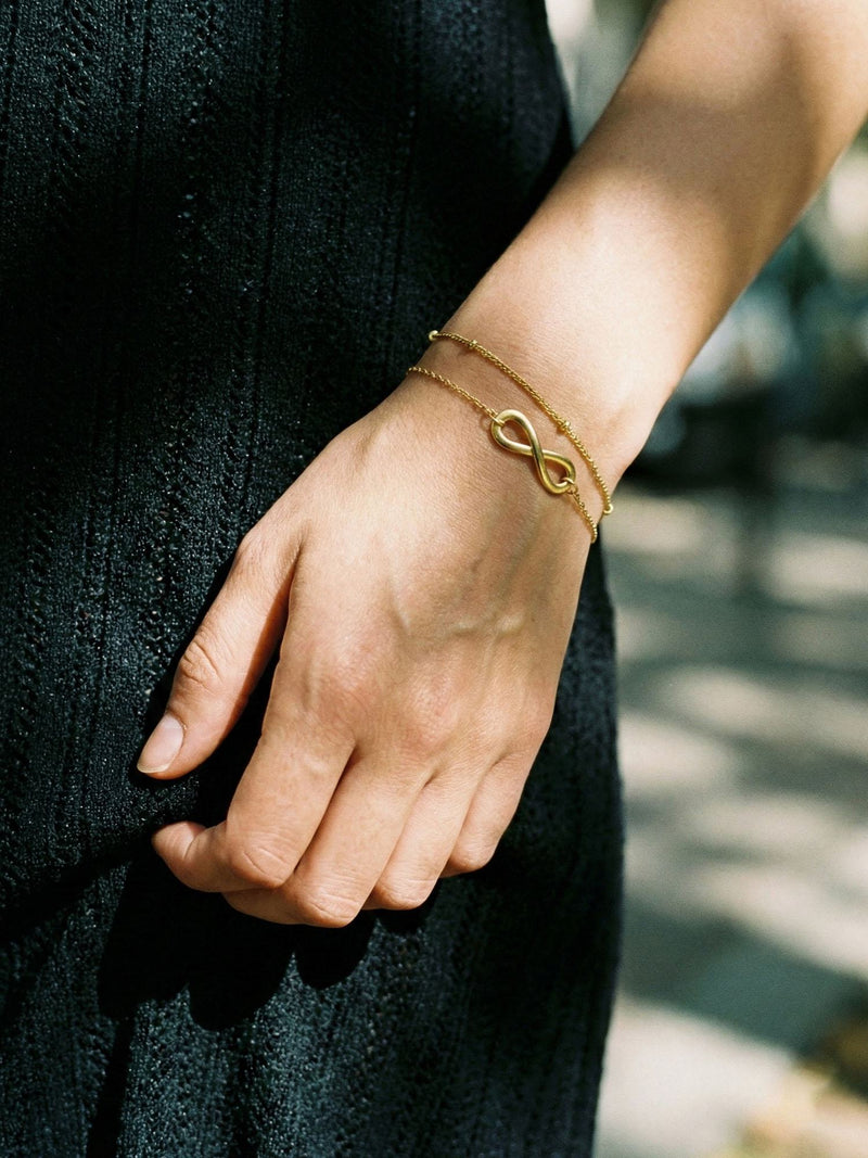 Infinite Grace Armband Gold am Handgelenk getragen – 18K vergoldet
