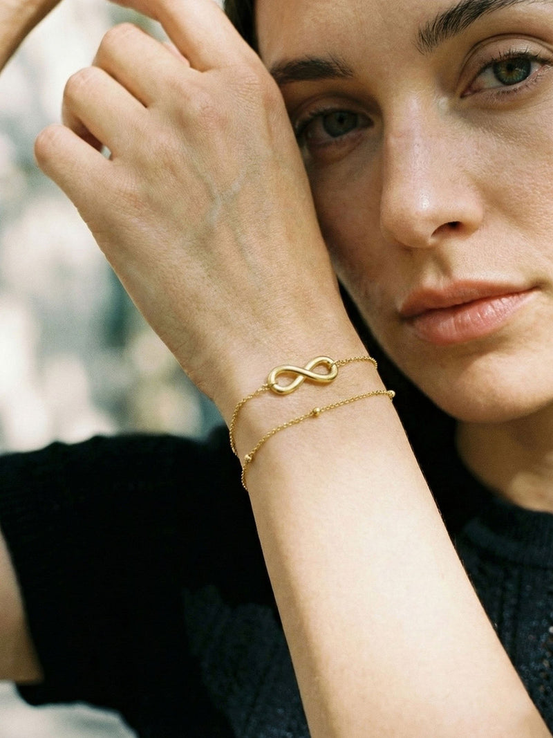Infinite Grace Armband Gold Lifestyle-Foto im Alltag – 18K vergoldet
