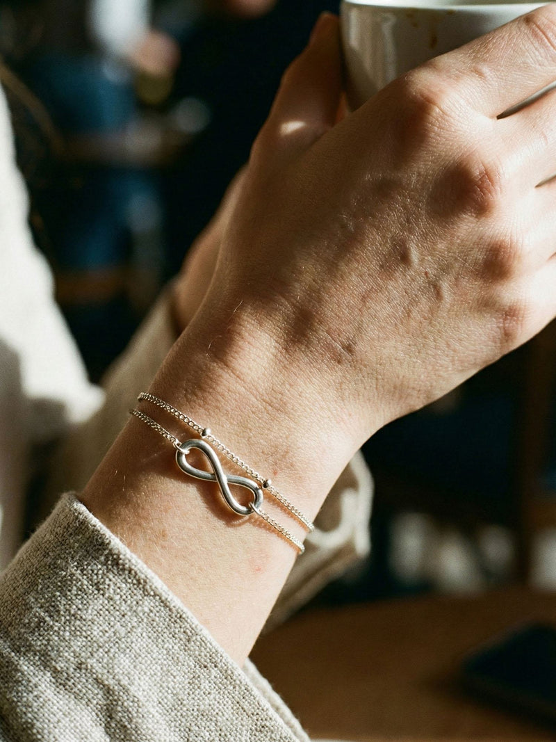 Infinite Grace Armband Silber am Handgelenk getragen – Edelstahl