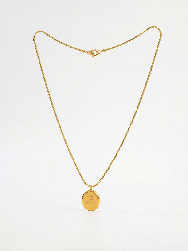 Adorable Goldkette Vollansicht – elegante Schlangenkette mit personalisiertem Gravur-Anhänger und Karabinerverschluss