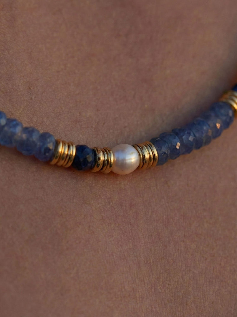 Ocean Night Halskette extreme Nahaufnahme - Suesswasserperle mit goldenen 18K vergoldeten Zwischenperlen Detail