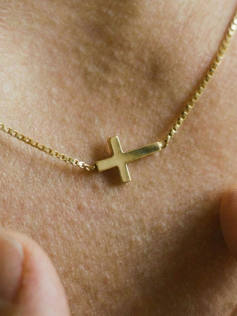 Der Horizont Goldkette Lifestyle – elegante Kreuz-Halskette im Alltag getragen 18K vergoldet