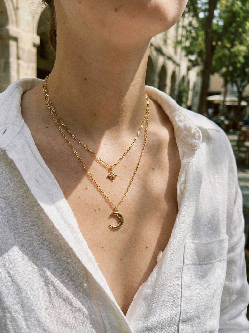 Kette Mond & Stern Kette Gold am Handgelenk getragen – 18K vergoldet