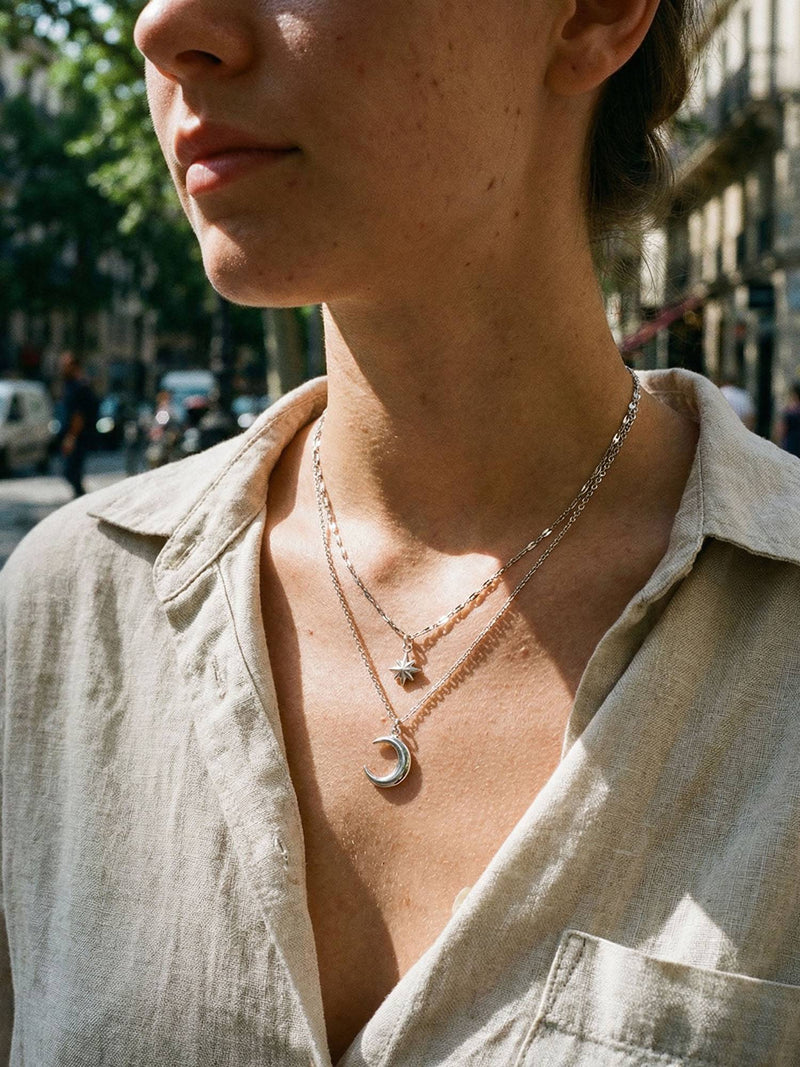 Kette Mond & Stern Kette Silber am Handgelenk getragen – Edelstahl