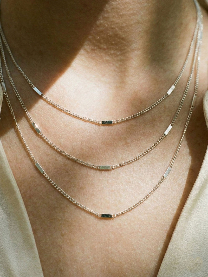 Kette Paperclip Kette Silber am Handgelenk getragen – Edelstahl