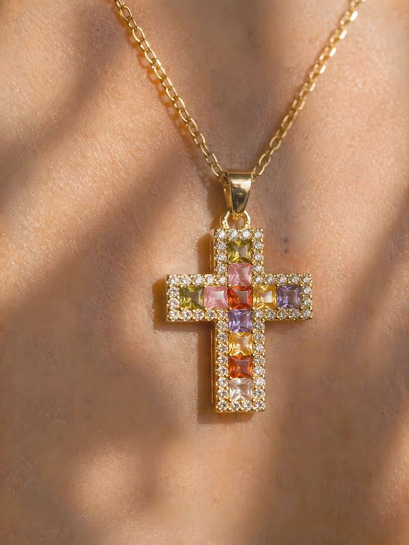 Kette Prisma Crux – Regenbogenkreuz der Gnade – Lifestyle-Foto