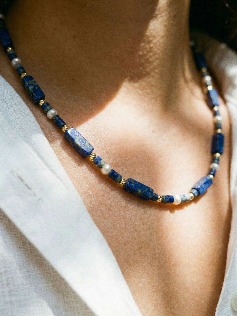 Kette Lapislazuli Blau – Detailaufnahme am Hals getragen, Nahaufnahme Anhaenger und Perlen