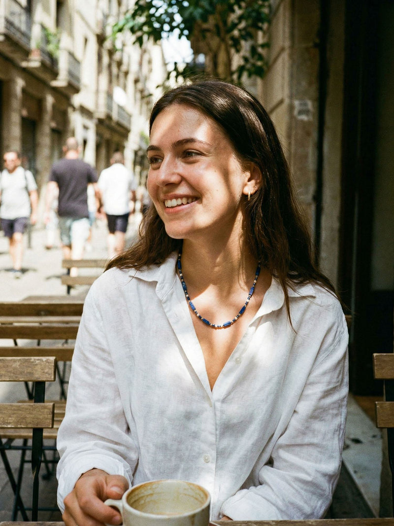 Kette Lapislazuli Blau – von Model getragen, Boho Halskette Styling im Alltag