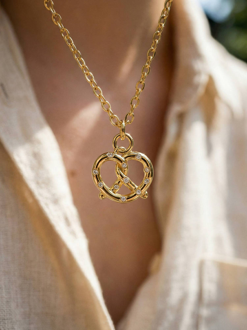 Kette Minimalist Gold – Detailaufnahme am Hals getragen, Nahaufnahme Anhaenger und Perlen