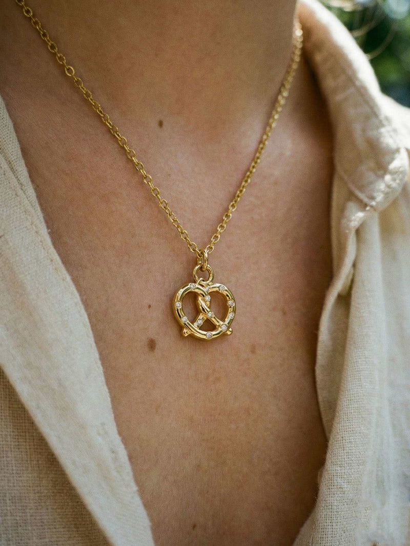Kette Minimalist Gold – Detailaufnahme am Hals getragen, Nahaufnahme Anhaenger und Perlen