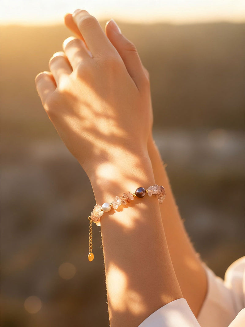 Vollständige Ansicht des Mondlicht Armbands – farbenfrohe Natursteinkette mit zentraler Süßwasserperle und verstellbarem Goldfilled-Verschluss