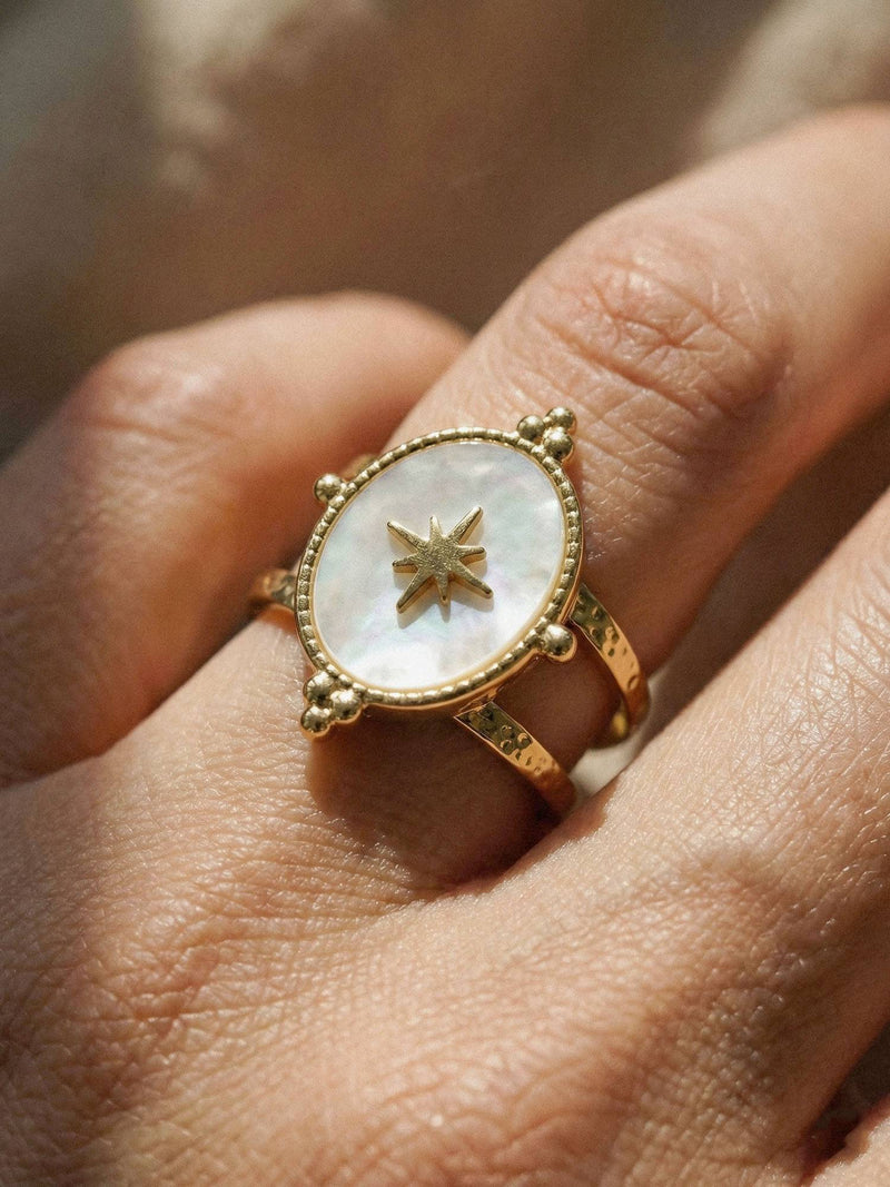 Morning Star Ring extreme Nahaufnahme Perlmutt Schimmer und goldene Fassung Detail Nemomatheo