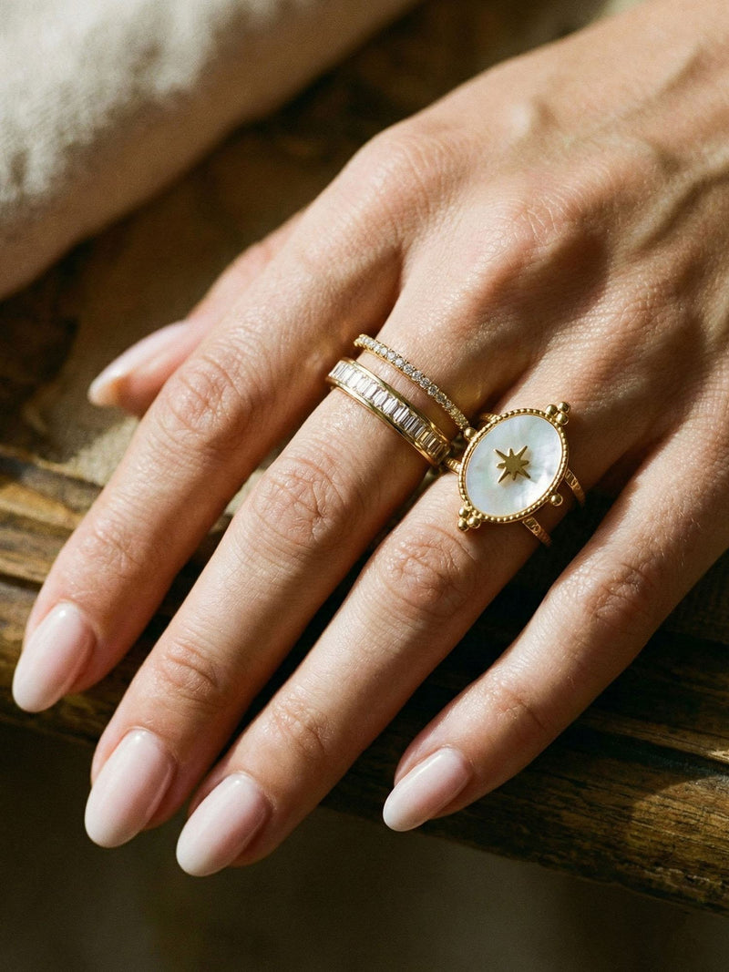 Morning Star Perlmutt Ring am Finger getragen auf Holztisch natuerliches Licht Nemomatheo