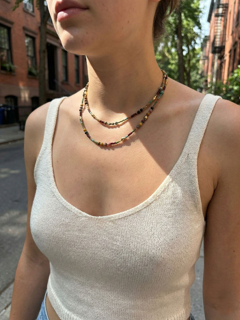 Kette Naturstein Klassisch – von Model getragen, Boho Halskette Styling im Alltag