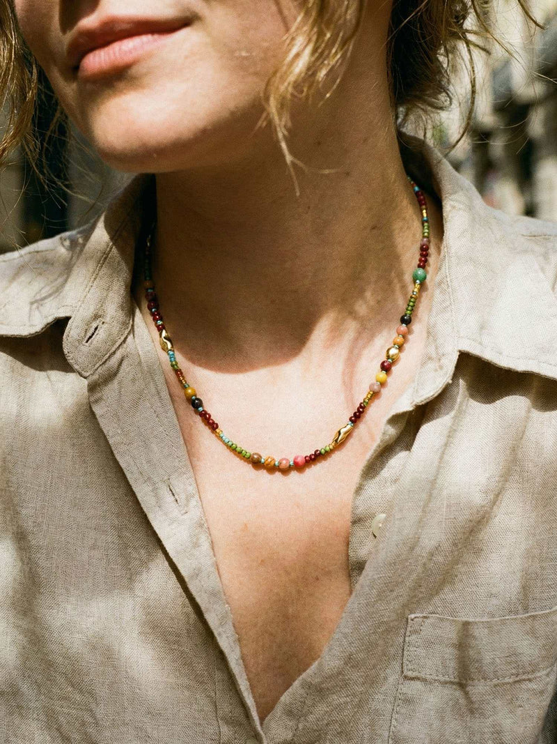 Kette Naturstein Neu – Detailaufnahme am Hals getragen, Nahaufnahme Anhaenger und Perlen