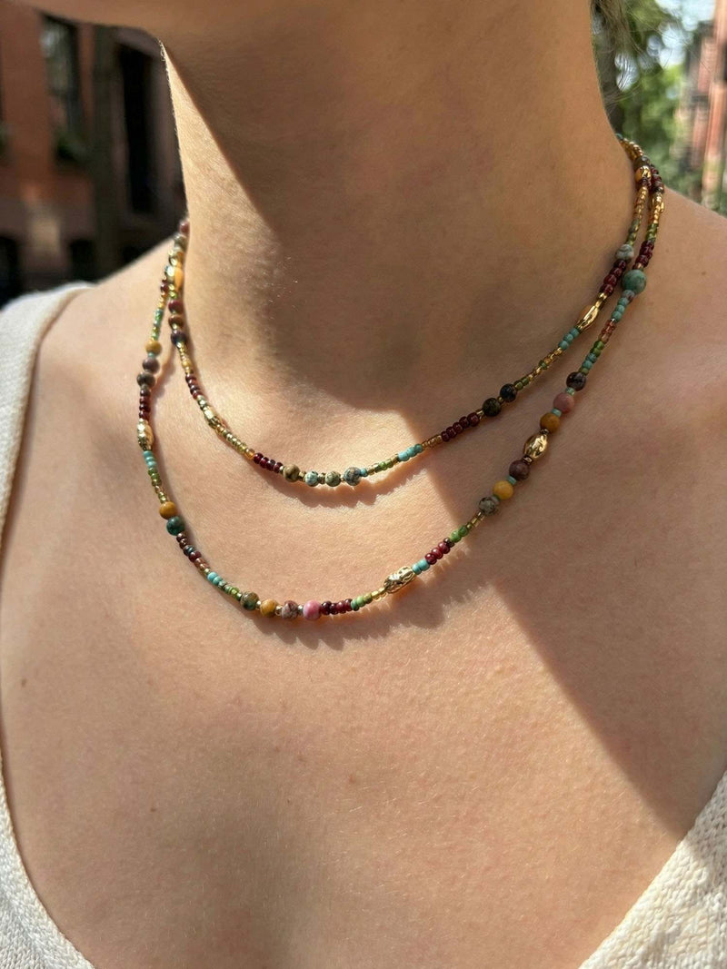 Kette Naturstein Neu – Detailaufnahme am Hals getragen, Nahaufnahme Anhaenger und Perlen