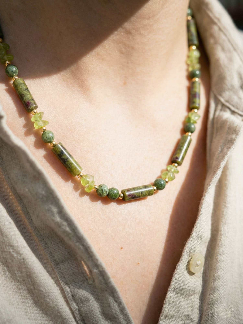 Kette Naturstein Pur – Detailaufnahme am Hals getragen, Nahaufnahme Anhaenger und Perlen