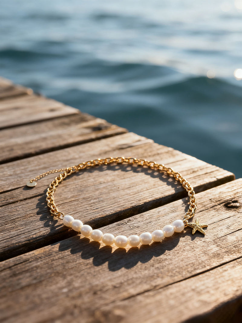 Ocean Kiss Strand Produktfoto – Perlenkette mit Seestern auf Sand maritime Flatlay-Fotografie