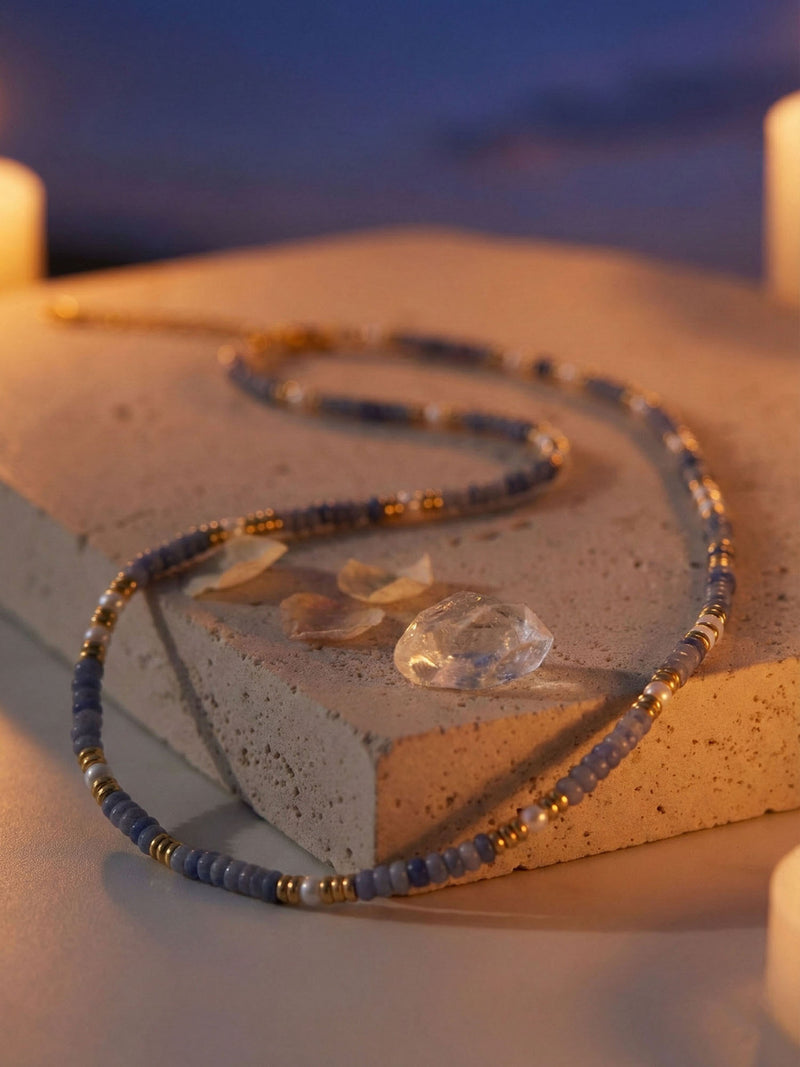 Ocean Night Outdoor getragen – Statement-Kette mit blauen Edelsteinen im Freien mit natürlichem Licht