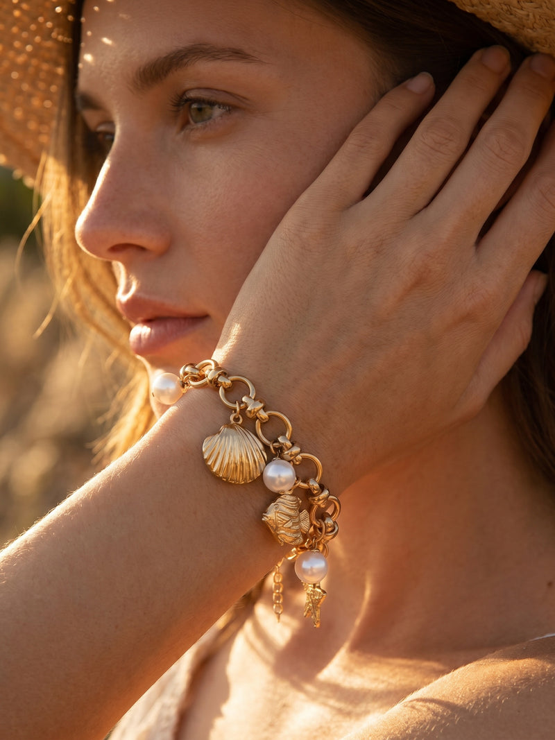 Armband Ocean Treasure – Meeres-Charm Armband mit Süßwasserperlen, Seestern und Muschel, 18K vergoldet – am Model getragen