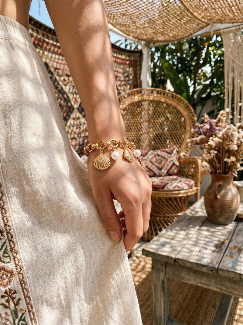 Armband Ocean Treasure – Meeres-Charm Armband mit Süßwasserperlen, Seestern und Muschel, 18K vergoldet – Lifestyle-Aufnahme