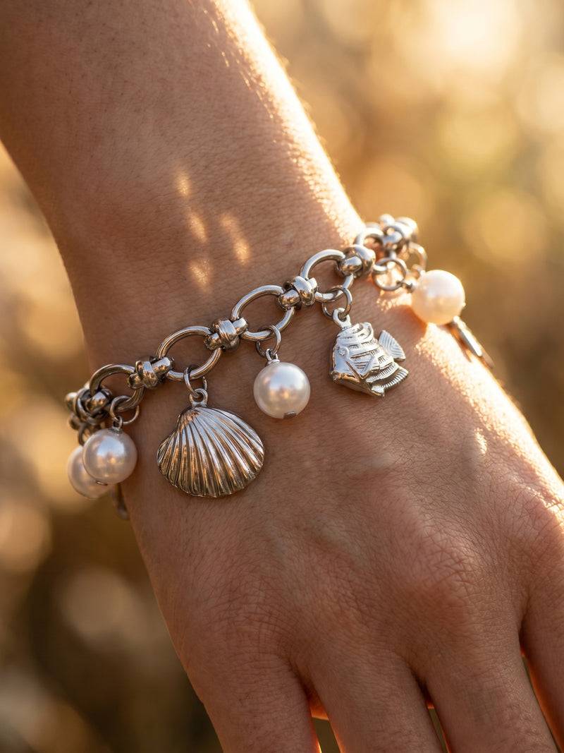 Armband Ocean Treasure – Meeres-Charm Armband mit Süßwasserperlen, Seestern und Muschel, silberfarben – Detailaufnahme, Nahaufnahme