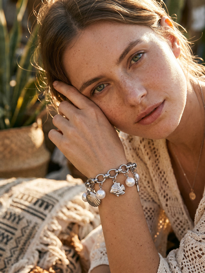 Armband Ocean Treasure – Meeres-Charm Armband mit Süßwasserperlen, Seestern und Muschel, silberfarben – am Model getragen