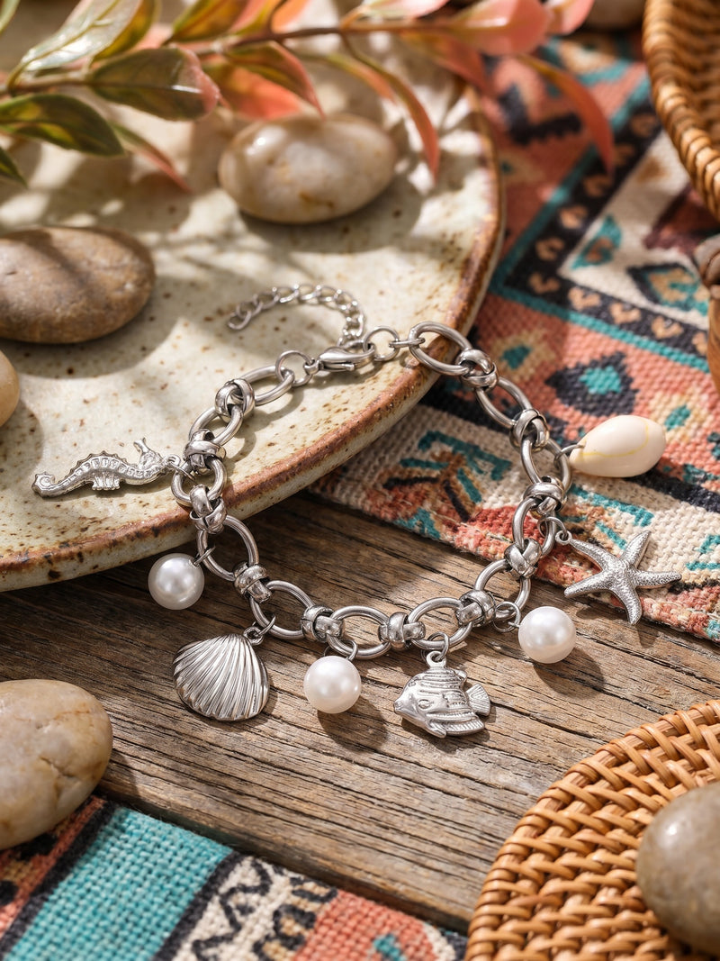 Armband Ocean Treasure – Meeres-Charm Armband mit Süßwasserperlen, Seestern und Muschel, silberfarben – Produktansicht im Stillleben