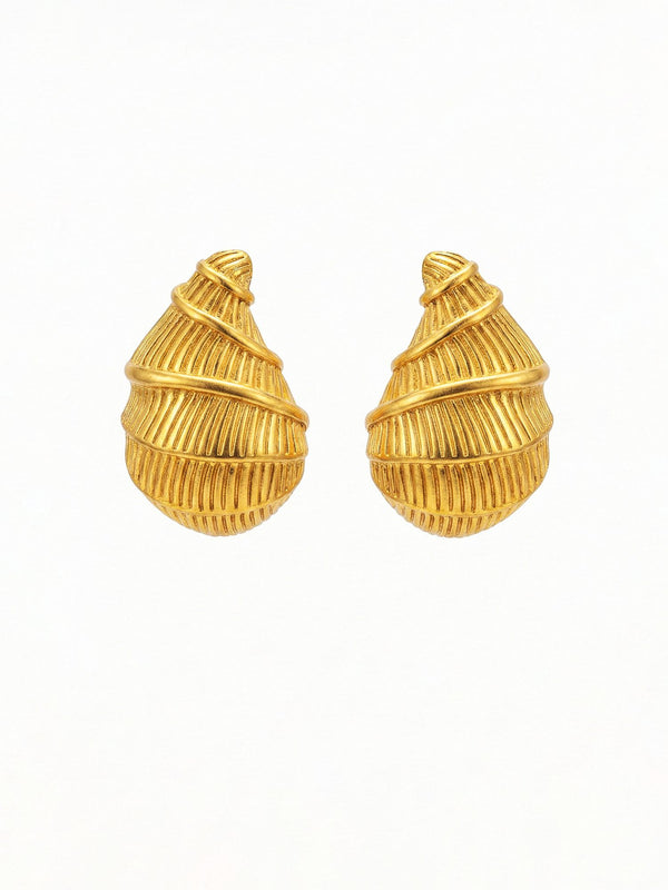 Golden Shell Ohrringe symmetrisch – vergoldetes Muschel-Paar perfekt symmetrisch auf weissem Hintergrund, goldener Glanz