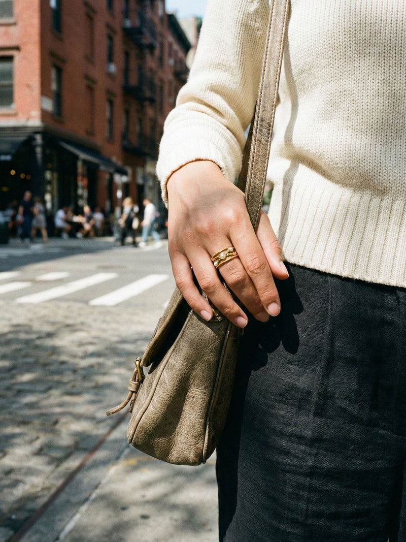 Pearl Lace Ring getragen in der Stadt Lifestyle Alltag goldener Schmuck Nemomatheo