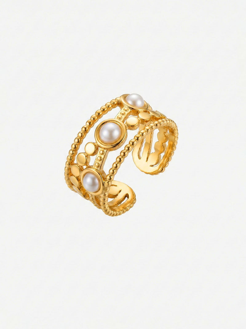 Pearl Lace mehrlagiger Perlenring 18K vergoldet mit drei Suesswasserperlen auf weissem Hintergrund Nemomatheo