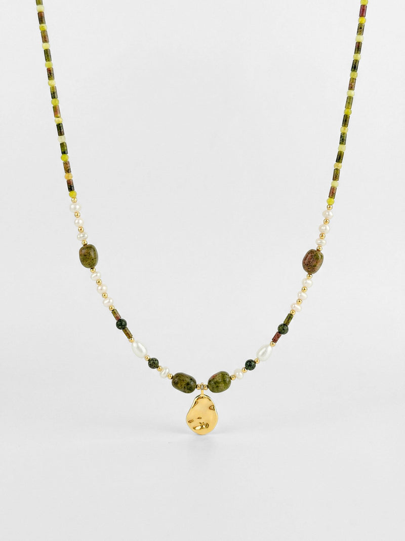 Kette Perlen Naturstein Anhaenger – Produktbild auf weissem Hintergrund, Naturstein Halskette, Boho Schmuck