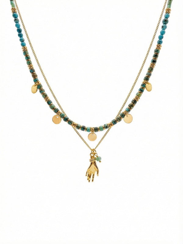 Quiet Protection Türkis Layering Halsketten-Set mit afrikanischen Türkis-Perlen goldenen Münz-Charms und 18K vergoldetem Hand-Anhänger auf weißem Hintergrund