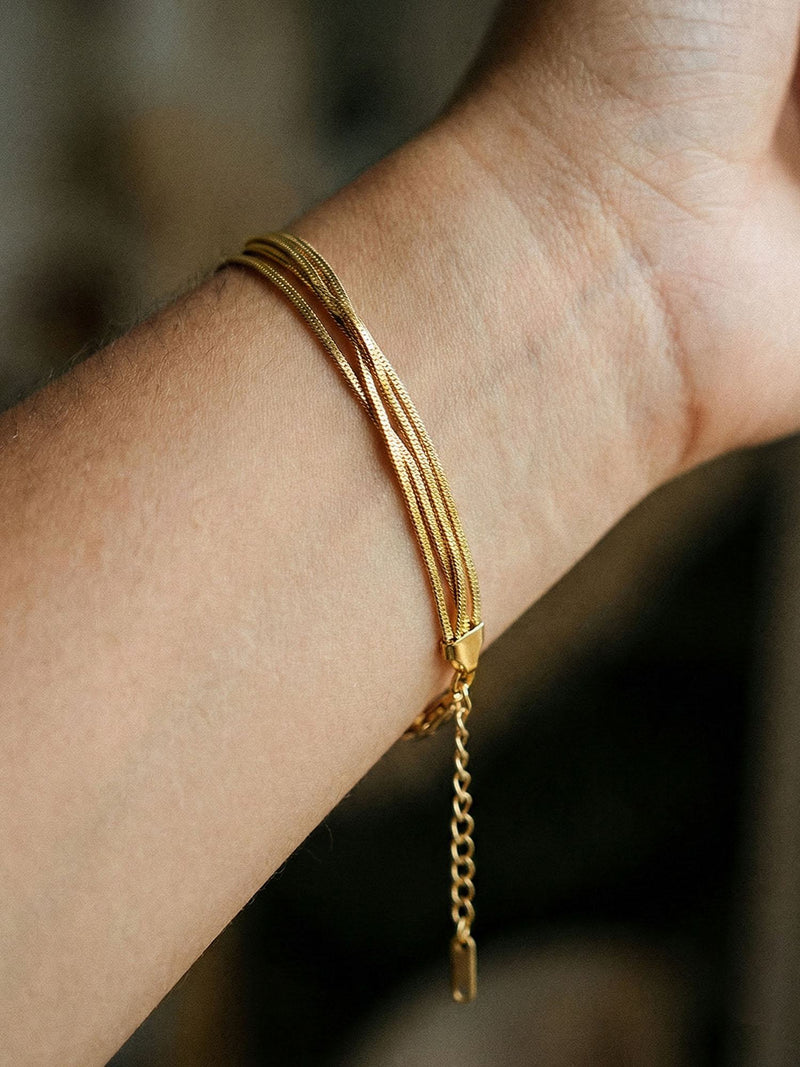 Quintuple Silk Armband Detail – Nahaufnahme der fuenf parallelen goldenen Schlangenketten
