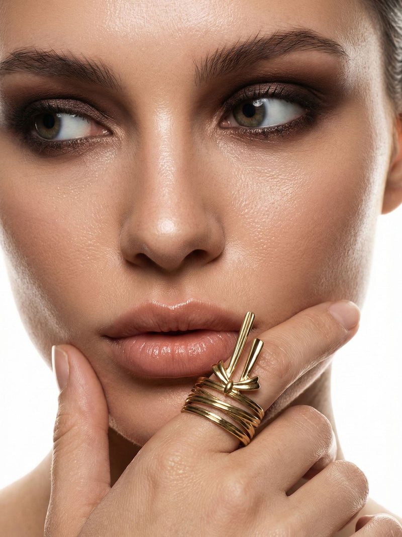 Ribbon Knot Schleifen-Ring Gold am Finger getragen
