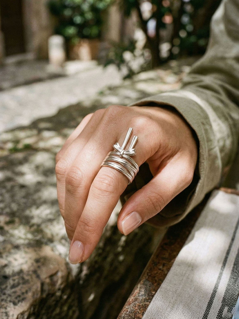 Ribbon Knot Schleifen-Ring Silber Lifestyle-Setting im Cafe