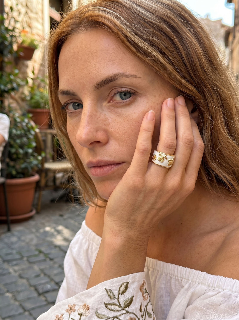 Ring Émaille Floral – Blüten-Émaille Crème – Nahaufnahme