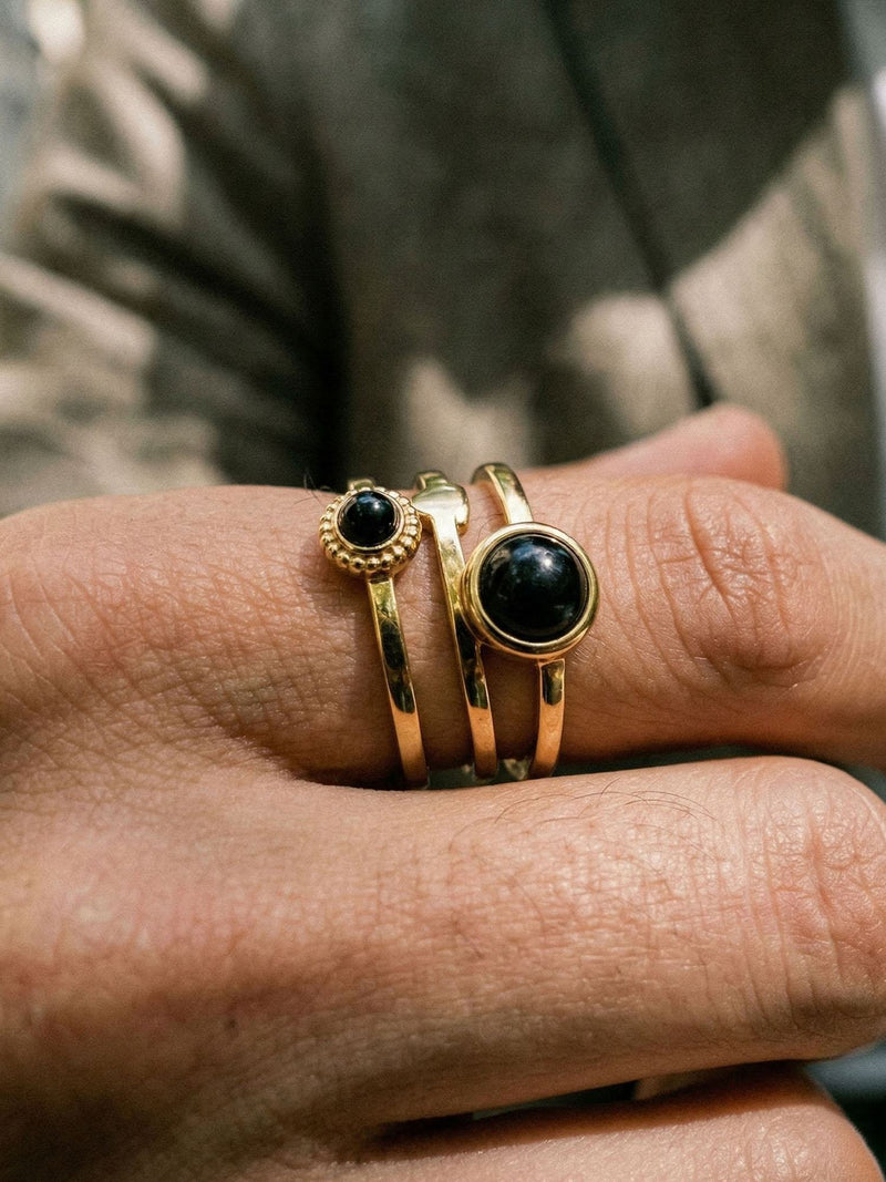 Ring Obsidiana Dreifach-Bandring Gold Handansicht Nahaufnahme