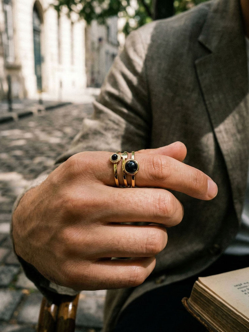 Ring Obsidiana Dreifach-Bandring Gold Lifestyle-Setting im Cafe
