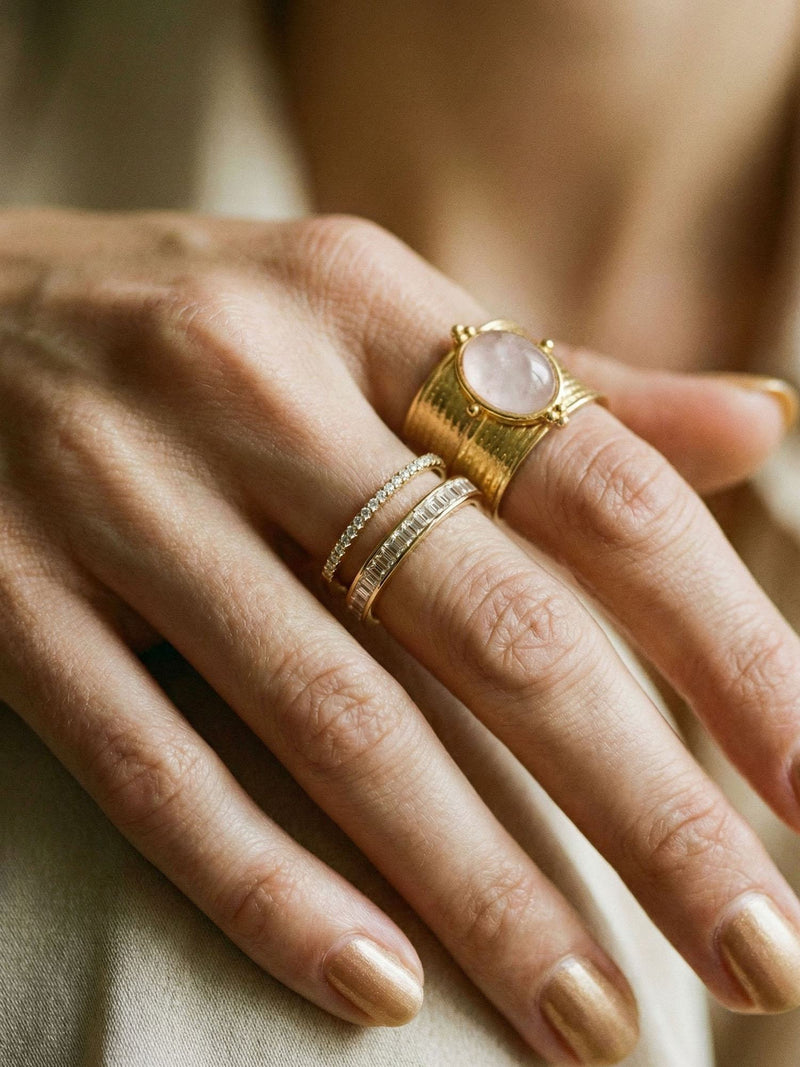 Ring Opulenz Nahaufnahme am Finger getragen goldener Breitring mit rosa Stein Nemomatheo