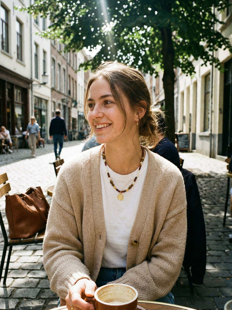Kette Roter Jaspis Perlen – von Model getragen, Boho Halskette Styling im Alltag