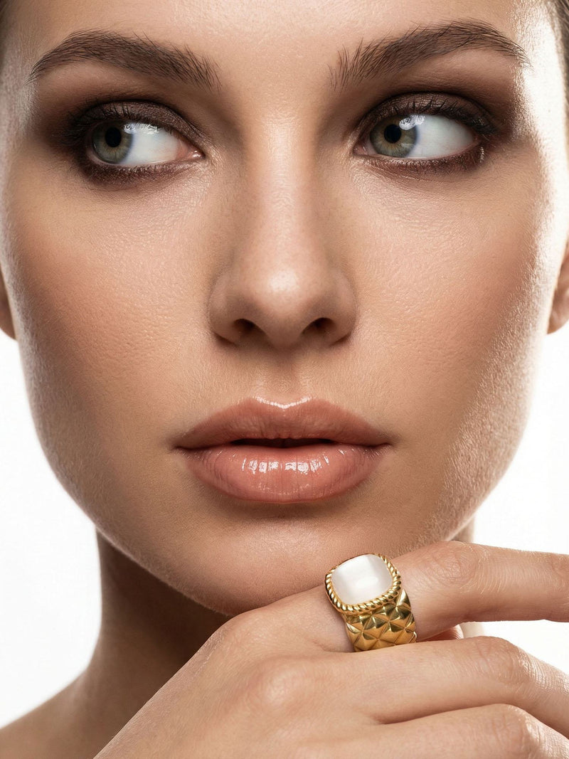 Royal Cushion Statement-Ring Gold am Finger getragen