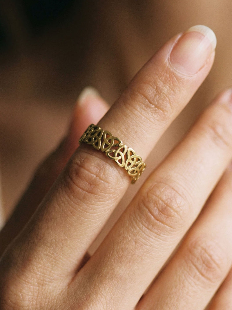 Sacred Knot Keltischer Ring Gold Handansicht Nahaufnahme