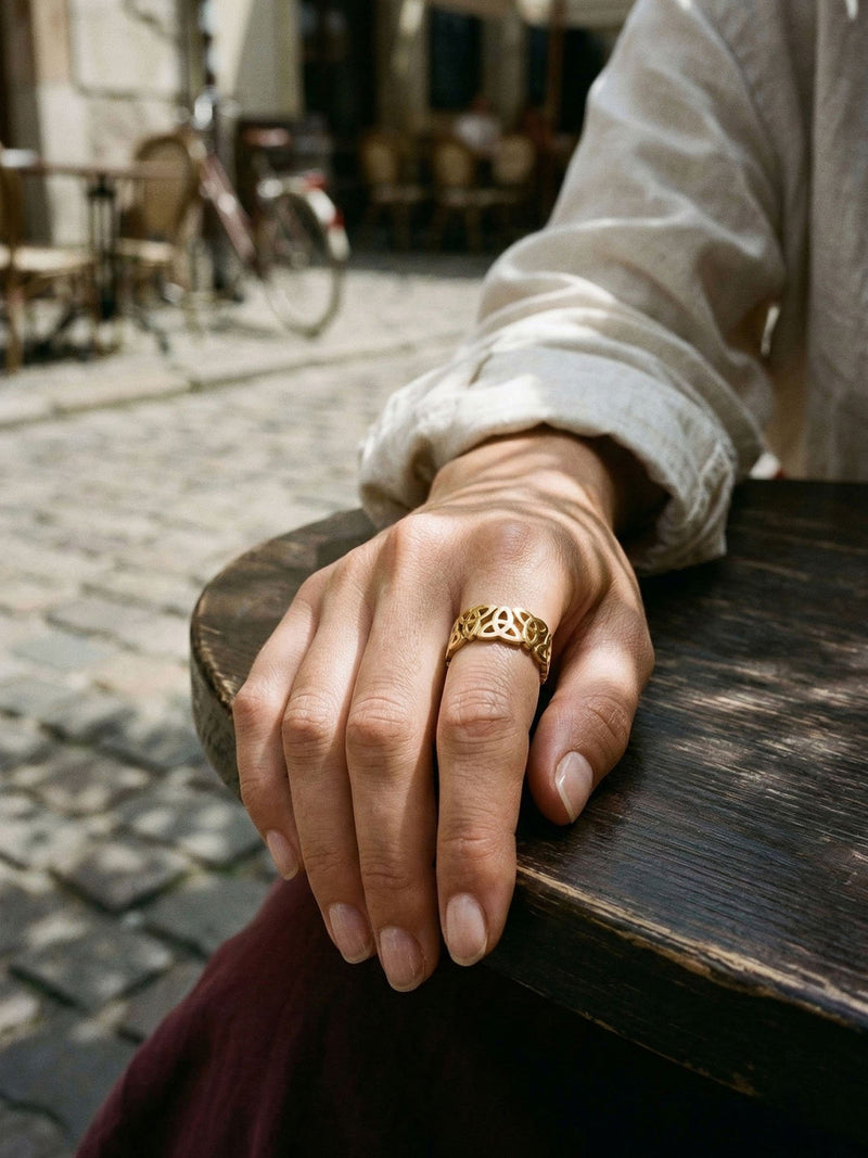 Sacred Knot Keltischer Ring Gold Lifestyle-Setting im Cafe