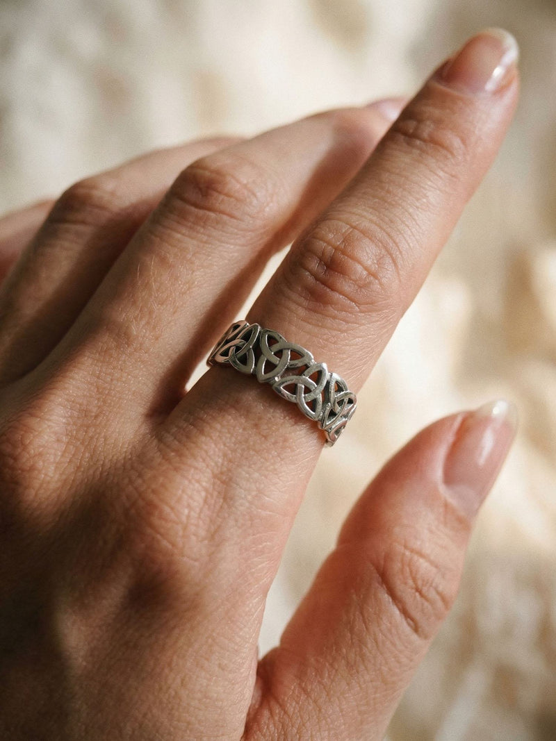 Sacred Knot Keltischer Ring Silber Handansicht Nahaufnahme