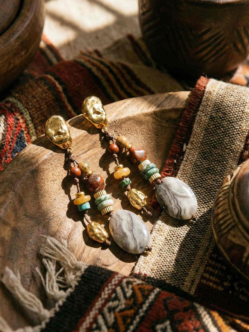 Sahara Dreams Ohrringe Flatlay – Boho-Ohrringe mit Natursteinen in natuerlicher Umgebung