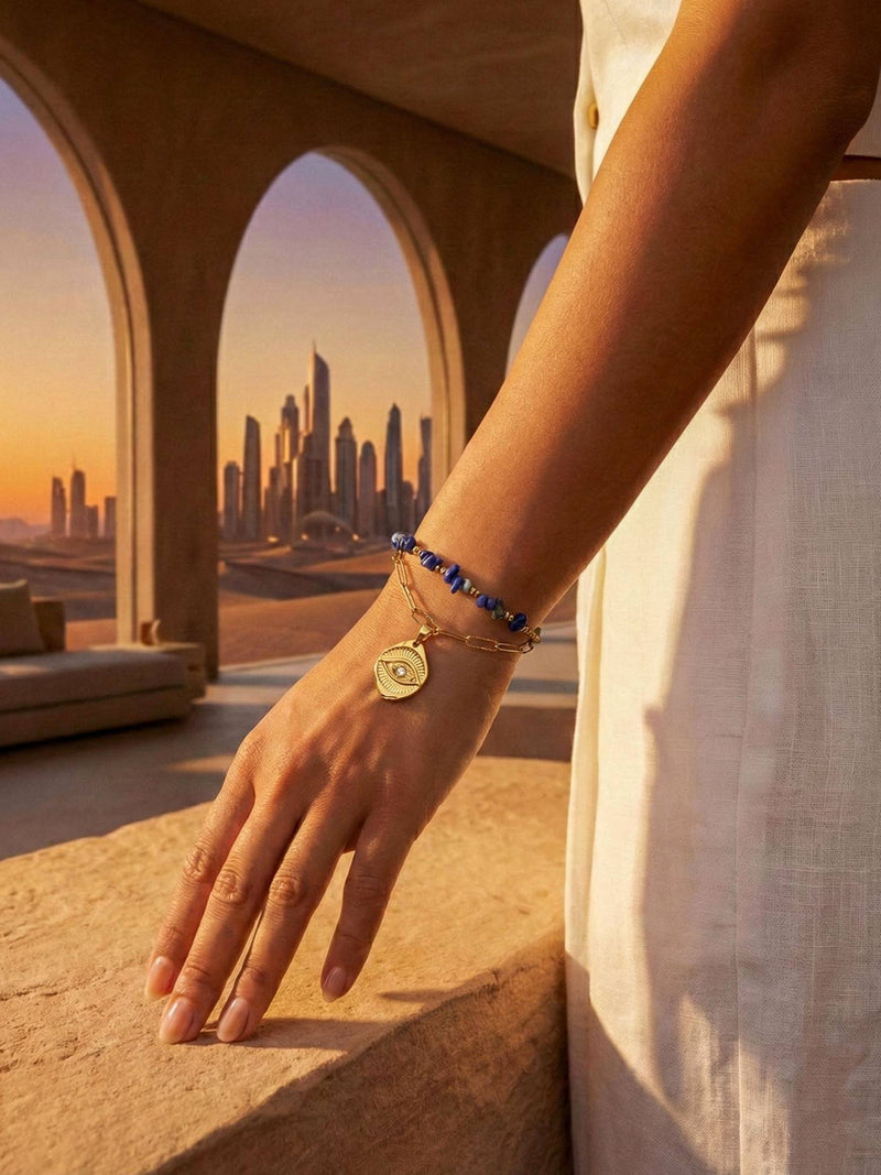 Schutzblick Armband Dubai Lifestyle – Lapislazuli-Armband mit Schutzauge an Hand Dubai Skyline Sonnenuntergang modern-orientalisch