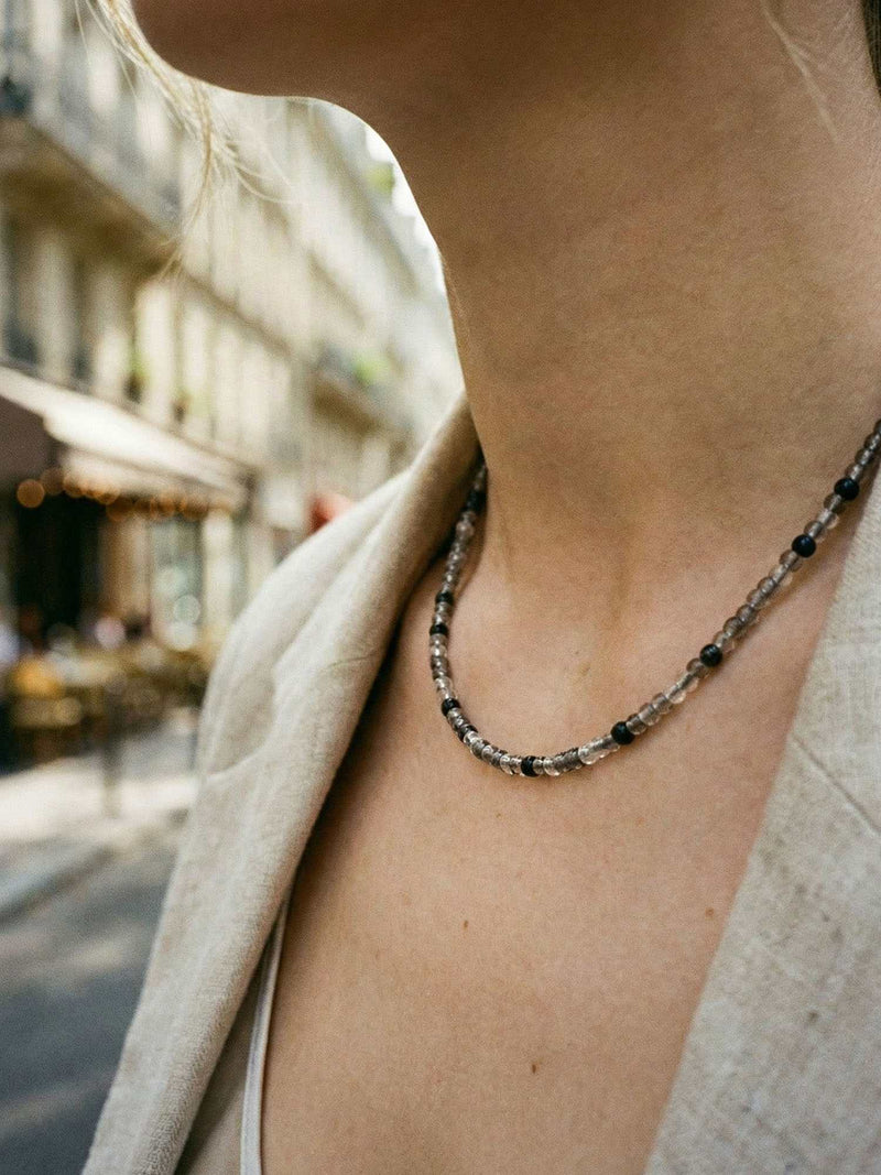Kette Schwarzer Onyx Fein – Detailaufnahme am Hals getragen, Nahaufnahme Anhaenger und Perlen