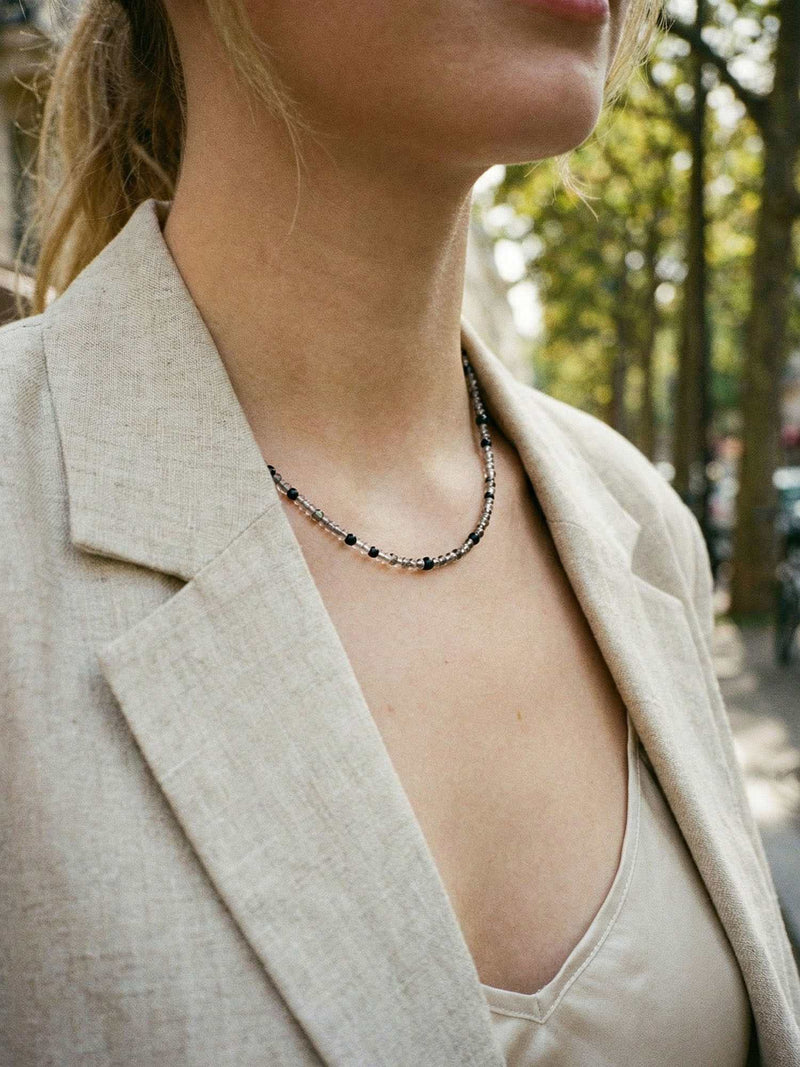 Kette Schwarzer Onyx Fein – Detailaufnahme am Hals getragen, Nahaufnahme Anhaenger und Perlen